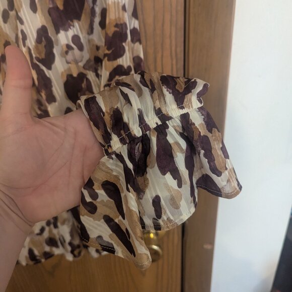 NWT Ann Klein Leopard V-Neck Blouse with Bell Sleeves-Small - Picture 2 of 5